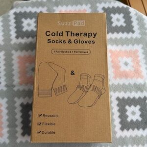 NWT SuzziPad Cold Therapy Socks & Gloves - Black green